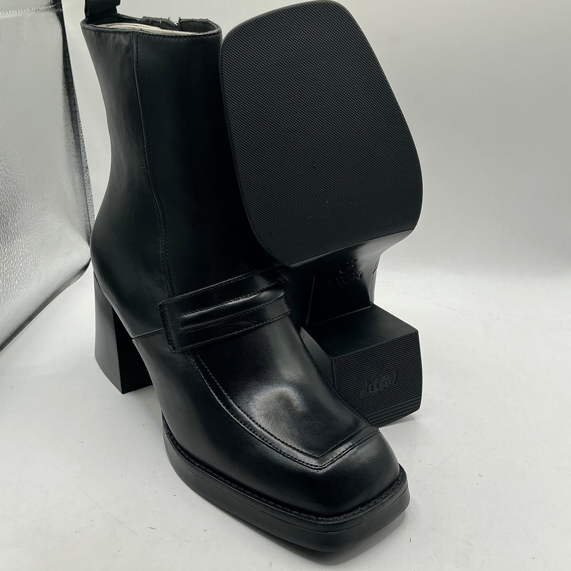 Newd Tamaris black leather ankle boots
