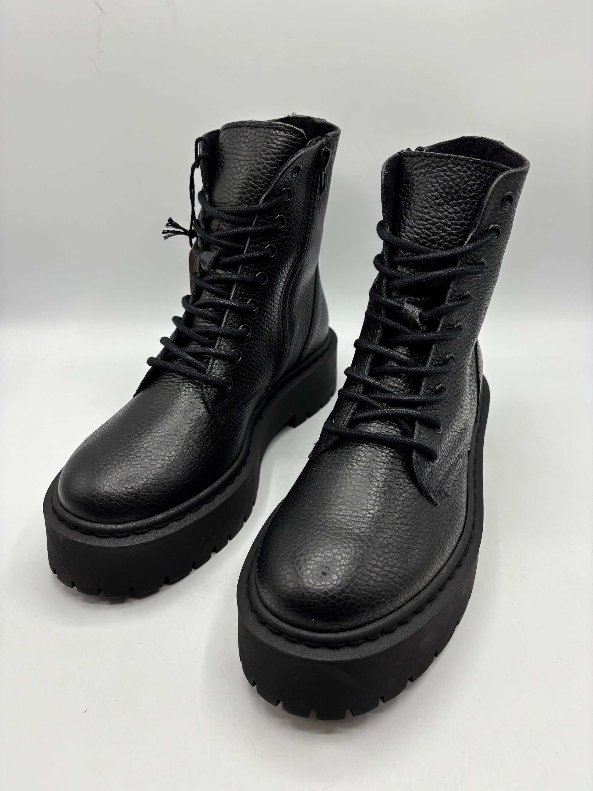 STEVE MADDEN skylar leather lace up chunky ankle boots (size 6)