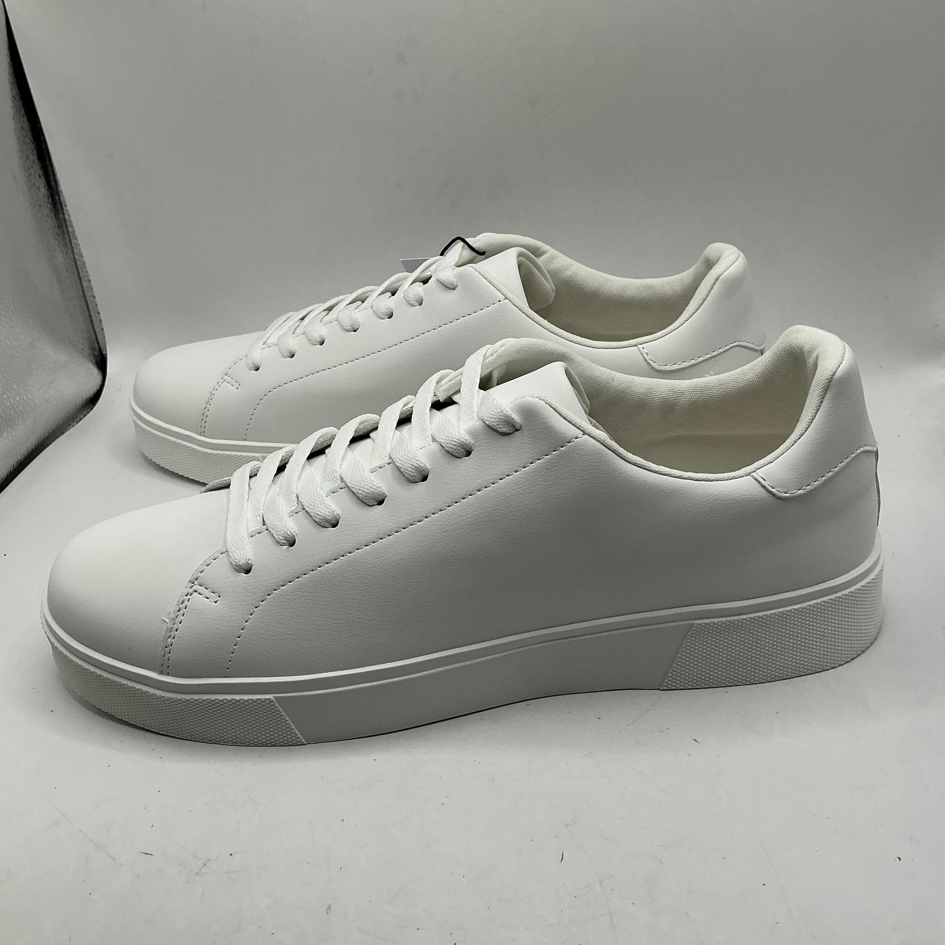 Pier One men’s white shoes