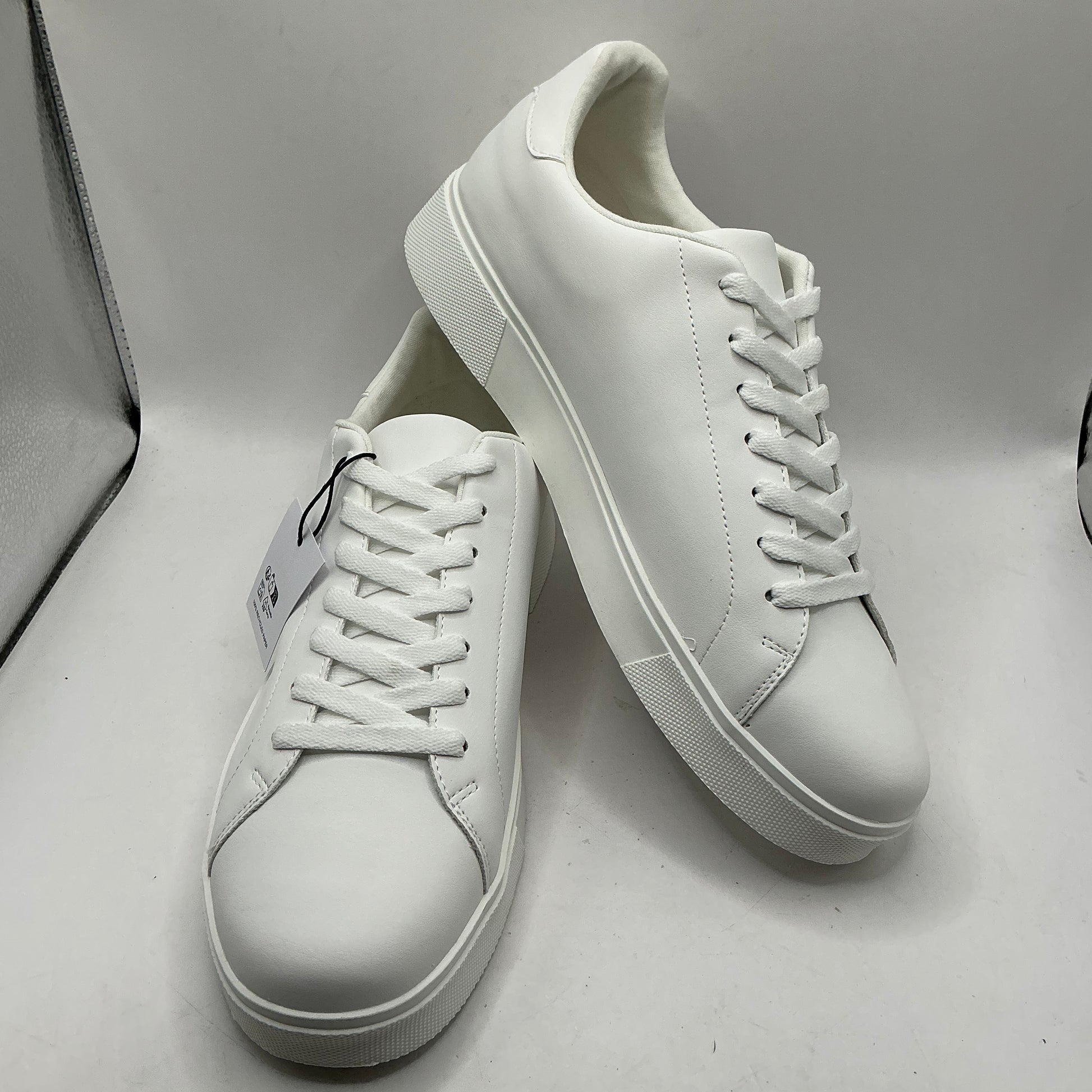 Pier One men’s white shoes