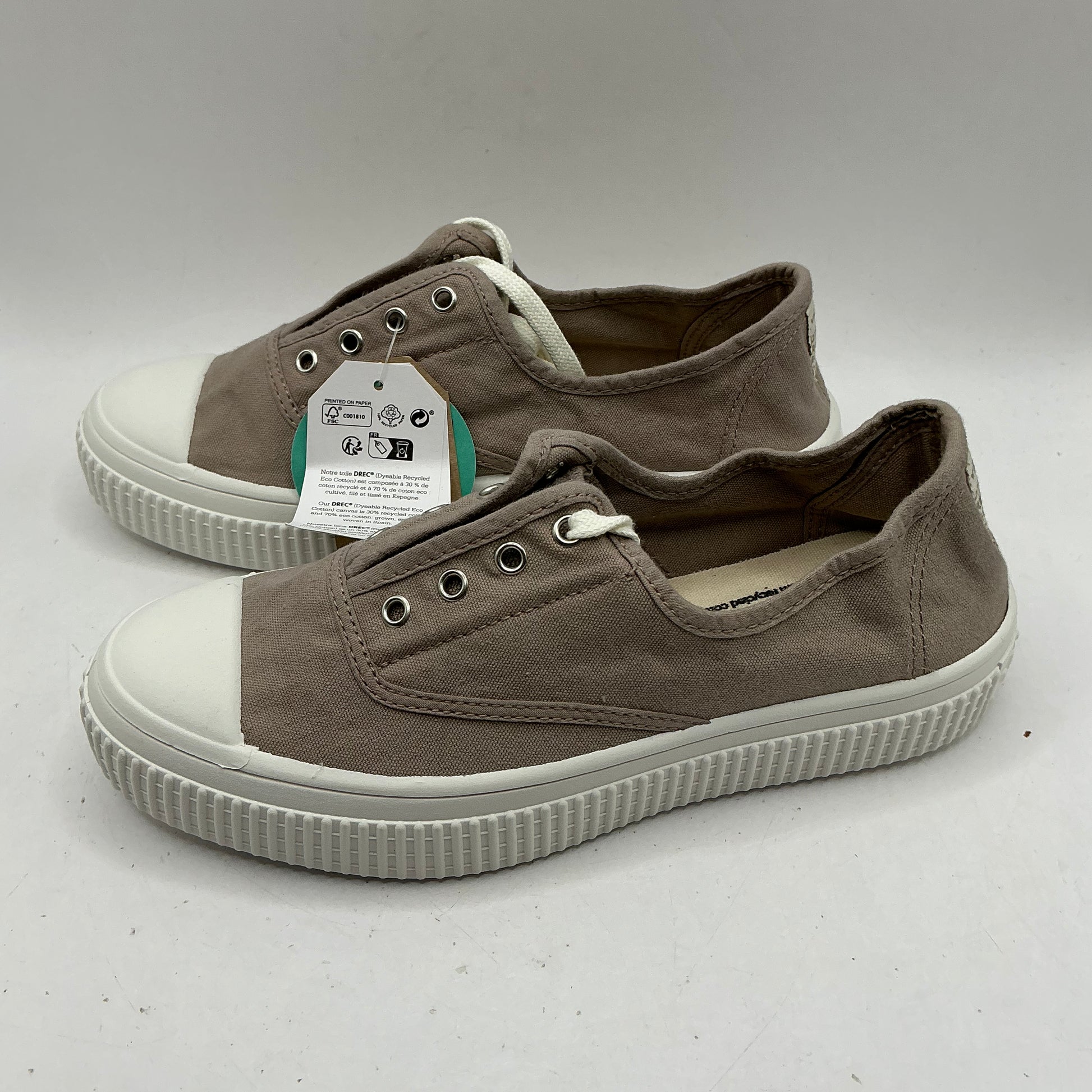 Victoria, Beige canvas plimsolls, trainers