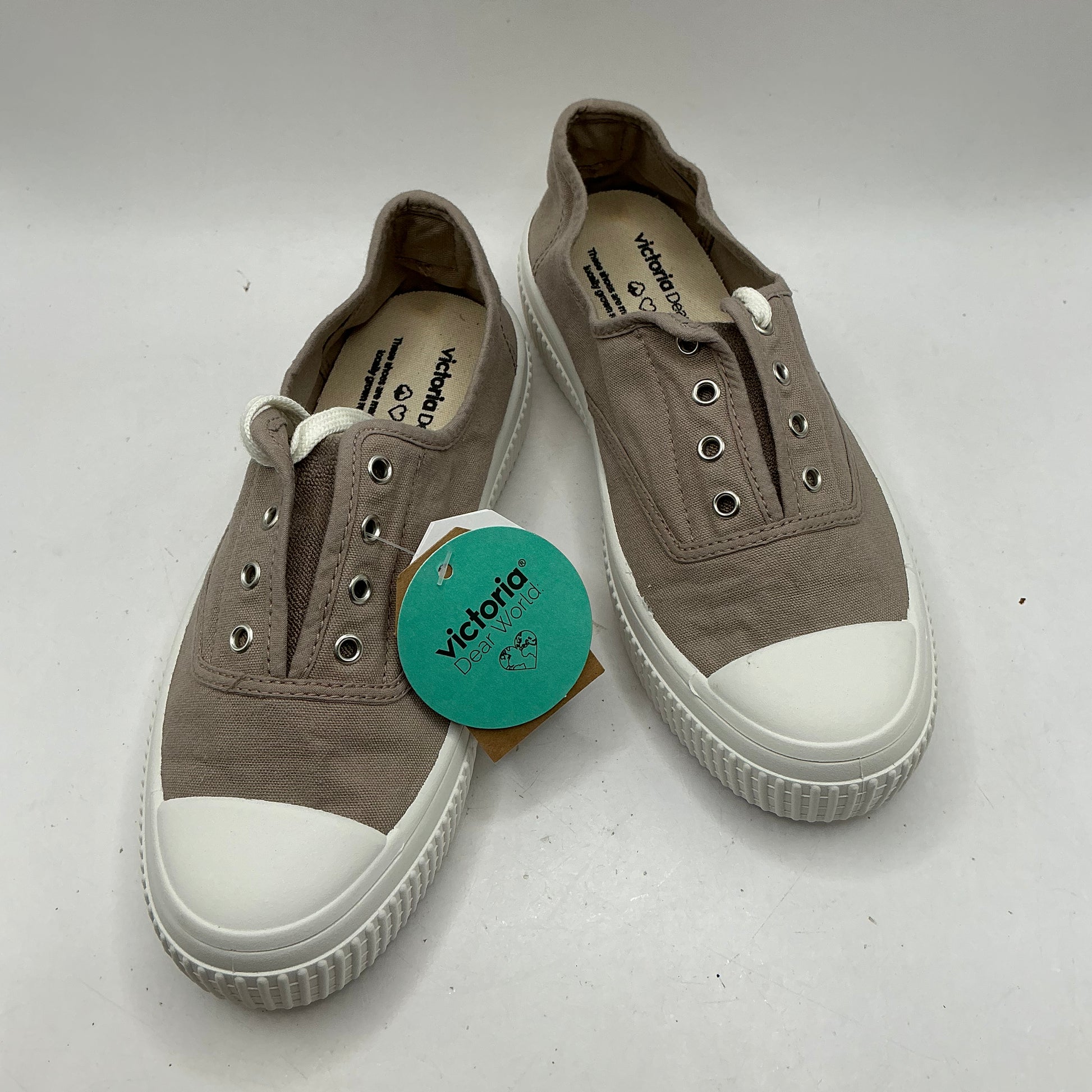 Victoria, Beige canvas plimsolls, trainers