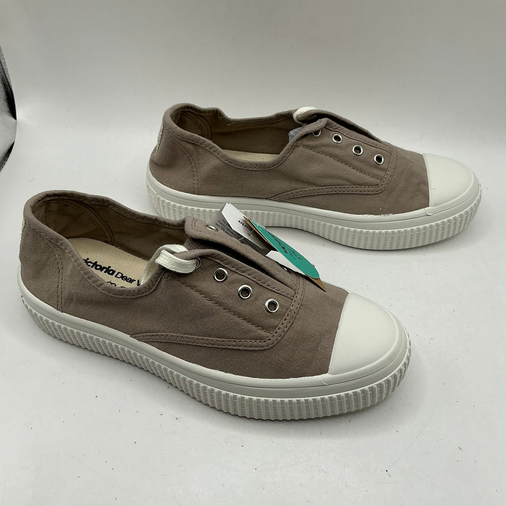 Victoria, Beige canvas plimsolls, trainers