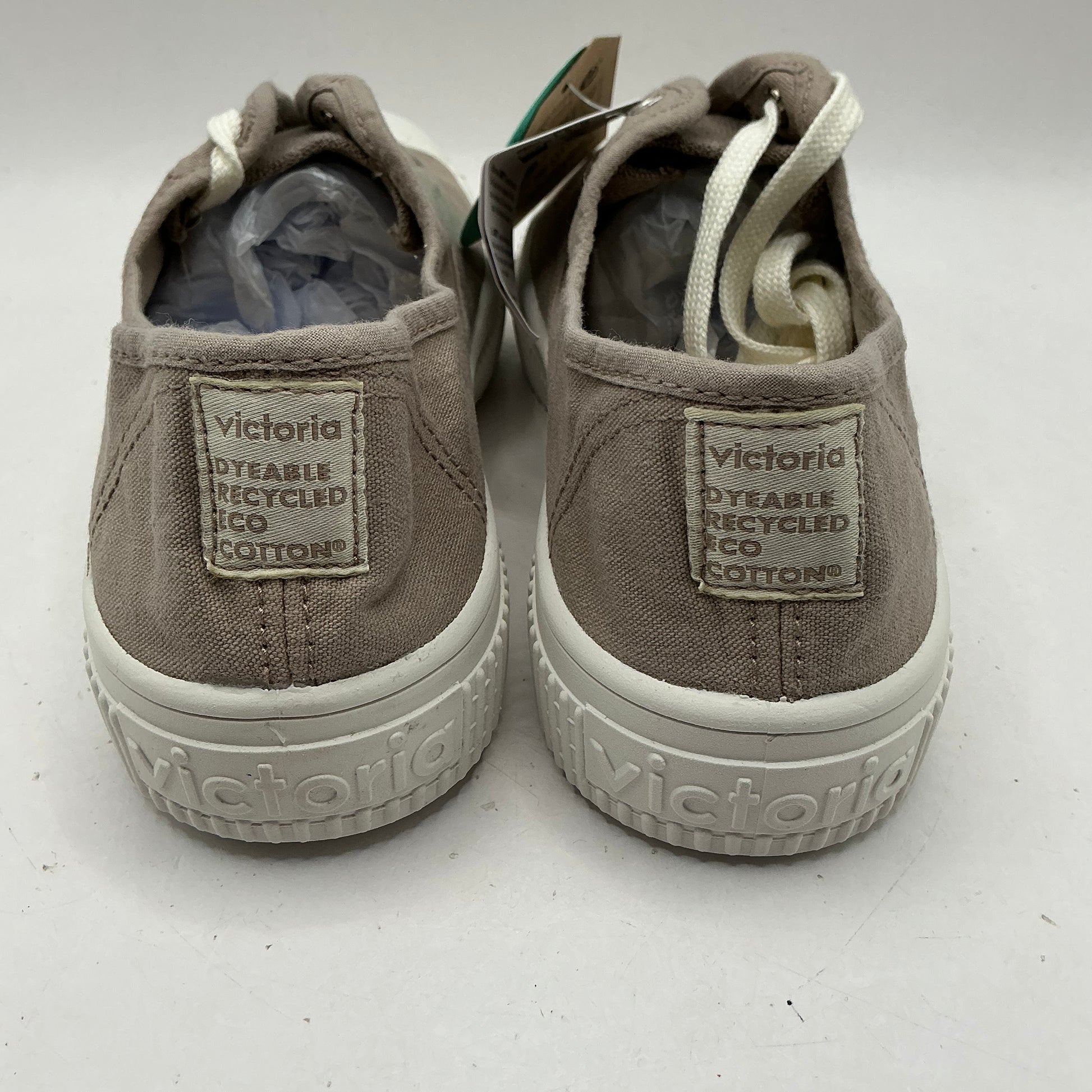 Victoria, Beige canvas plimsolls, trainers