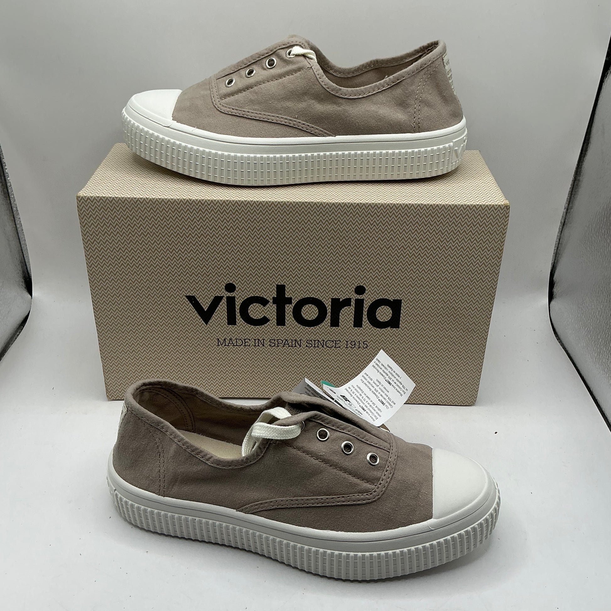 Victoria, Beige canvas plimsolls, trainers